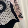 Kvinnors jumpsuits Rompers Designer 2022 Ny mode lyxig långärmad o-hals stickad pullover kvinnor broderi elegant avslappnad blixtlås bodysuit u4yv