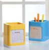 2022 Desk calend￡rio Pl￡stico copo de l￡pis Stand Armazy Organizador de artigos de escrit￳rio Supplies escolares azuis Amarelo verde 12 meses