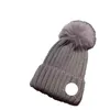 Designer France Skull Caps Distintivo ricamato Lana di volpe lavorata a maglia da donna Piccola pallina di lana Calda in autunno e in inverno Berretto casual