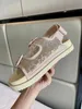 2022 Kvinnors sandaler med kristaller rose beige mesh har en chunky ensam krok och slingband stängning bakåt och rems stängning framtill