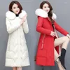 Trench feminina casacos para baixo jaqueta feminina 2022 Temperamento de inverno Moda de pato branco fino Mulheres de tamanho grande colarinho de pele grossa parkas