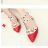 Rivés de Lady Flats com fivela T-Strap Pointy American e Europeand Shoes fofos