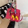 Bolsas encantadores bufanda de seda bolso cuadrado pequeño para mujeres 2022 urbano elegante y simple atmósfera pu hling one hombro bolso mensajero