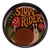 Broschen Slow Rider Schnecke Emaille Pin Pilz Waldansicht Abzeichen