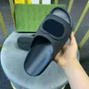 منصة النعال منصة المطرزة النعال النسائية الصنادل نساء مصممة شقق الرجال مريحين G Slipper Glipper ألوان صلبة