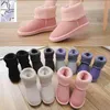 2023 Uggitys stile passerella Stivali da neve di lusso Australia Ugglie Bobina sottile Design Stivali medi Marchio classico Wggs Australias Stivali di lana Scarpe invernali calde