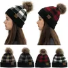 CC Sombreros Extraíble Pom Pom Patrón de cuadros de invierno Estilo Beanie Mujeres Adultos Sombrero con botones de metal