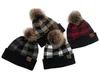 CC Sombreros Extraíble Pom Pom Patrón de cuadros de invierno Estilo Beanie Mujeres Adultos Sombrero con botones de metal