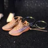 Sleutelhangers 3D Mini E Sneaker Sleutelhanger Schoenen Model Rugzak Hanger Voor Vriendje Verjaardagsfeestje Aanwezig Hoge Kwaliteit Keyring2565163F