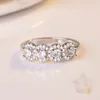 Anéis de casamento Classic Silver Color de alta qualidade Círculo redondo Clear 0,75ct O zircão geométrico empilhável para jóias femininas