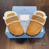 Сандалии Shearling Home Slides Flats Обувь для прогулок на зимних теплых тапочках, детализируя мягкое комфортное скольжение на повседневной обнаженной черной 066