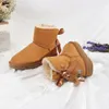 2023 Despesas uggitys austr￡lia botas de neve moda moda ugglie zable pendente arco projetar botas m￩dias marca de luxo wggs botas de l￣ Sapatos de inverno