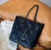ICARE MAXI SHOPPING BAG СТЕГАНАЯ СУМКА ИЗ ОВЕЧИНЫ Сумки через плечо Дизайнерская сумка-тоут Роскошные женские сумки