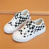 Barnens sneakers 2023 Nya vår- och sommarpojkarnas låga snittade icke-halkiga skor Soft Soled Checkerboard Girls 'Canvas Shoes