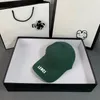 Designer New Letter Baseball Cap English Peaked Caps Trendiga vilda m￤n och kvinnor samma solhatt