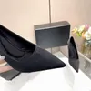 Le ultime scarpe da donna bianco nero di seta superiore inferiore a punta tacco sexy alta moda sexy taglia standard 35-42