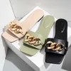 النعال تبيع سلسلة مربع سلسلة مشبك النعال الصيفية أزياء خارج Flip Flops Street Street Sandals غير رسمية أحذية الكعب المسطح L22011111111