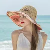 Breda randen hattar huishi mode sol hatt för kvinnor semester strand halm cap kvinnlig ihålig tryckt båge sommar fold uv skydd diskett