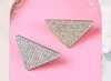 Top Triangle Broche Style Coréen Diamant Lettres Manteau Pull Écharpe Boucle Pin Accessoires Costume D'affaires Corsage