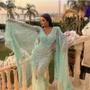 2023 Underbara paljetterade aftonkl￤nningar b￤r fr￤mre split prom kl￤nning med Cape V Neck p￤rlstav sj￶jungfru Sage paljetter arabiska dubai kvinnor special tillf￤lle kl￤nning