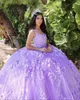 2023 Vestidos de fiesta de quinceañera Lila púrpura claro Correas espaguetis Apliques de encaje completo Flores florales en 3D Cuentas de cristal Longitud del piso Vestidos de noche de fiesta de talla grande