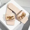 النعال تبيع سلسلة مربع سلسلة مشبك النعال الصيفية أزياء خارج Flip Flops Street Street Sandals غير رسمية أحذية الكعب المسطح L22011111111