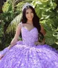 2023 Vestidos de fiesta de quinceañera Lila púrpura claro Correas espaguetis Apliques de encaje completo Flores florales en 3D Cuentas de cristal Longitud del piso Vestidos de noche de fiesta de talla grande