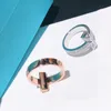 Luksusowy projektant Pierścień klasyczny styl Inkrustowane drobne diamenty odpowiednie do prezentów zgromadzenie towarzyskie jest piękne