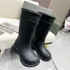 Rain Boots الكلاسيكية فاخرة الأزياء أحذية Antiskid 6cm مكتنزة كعب الكعب أحذية مصممة النساء مستديرة أخمص القدمين نصف أحذية الرغوة