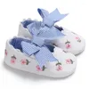 Primi camminatori 2023 Primavera e autunno Moda Bambini Ragazze Vintage Princess Style Ricamo Carino Bowknot Scarpe antiscivolo per bambini casuali