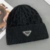 Luxe beanies ontwerper gebreide hoed winter unisex hoeden wollen pet warme schedel petten brief bedrukt buiten fashion klassiek fedora