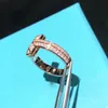 Anillo de diseñador de lujo Estilo clásico Diamantes finos con incrustaciones Adecuado para regalar La reunión social es hermosa