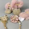 First Walkers Dollling Dusty Pink Feather Ball Fur Baby Shoes Hoofdband Set Luxe Diamond pluis Outfit Red Bottom Little Girl Doop 221117