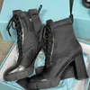 Women ROIS Boots Plaque Lace Up Boots 9.5cm High Heels Cheels Boot Boot Black 100 ٪ Boots Combat Combat Boots مع صندوق NO256