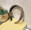 Brand Brand Femmes classiques Bandons avec des couleurs de mélange Stripe Top Hair Hoops avec un bandeau de luxe intérieur