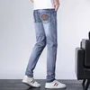 Herr jeans designer vår sommar jeans mens medusa broderade denim byxor smala stretch rak ben byxor mode 2oke