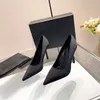 Les dernières chaussures pour femmes blanc noir soie haut bas pointu sexy talon haute couture sexy taille standard 35-42