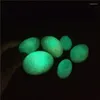 Pendanthalsband 4-5 cm naturlig oregelbunden lysande pärlprotolit fluorit fluorescerande sten meteorit självlysande