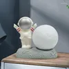 Nattljus 3D Moon Light Astronaut Figurin Dekorativ s￤nglampa Harts f￶r hem sovrum dekoration barn f￶delsedag xmas g￥vor