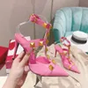 Puntige teen 2-riem met studs hoge hakken schoenen octrooi lederen sandalen vrouwen bezaaid strappy jurk schoenen roze valentijn 9 cm hiel luxe ontwerper