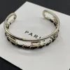 Luxurys designer bracelet femmes manchette bracelet bracelets à breloques amour lettre de mode à la mode Évider design bijoux fins Tempérament élégant polyvalent très agréable