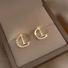 Panie Nowe projektantki kolczyki Stunki Listy Kolorowe kryształowe zawieszki 18K Gold Splated Anti Allergy Women's Ear Clip Designer Prezenty biżuterii