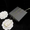 Diseñador de lujo Joyas Collares pendientes Pulseras del banquete de boda Cadena de joyería Marca Carta simple Mujeres Adornos Collar de oro