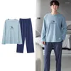 Pijamas do estilo minimalista de roupas de sono masculinas.