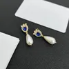 2022 New Charm Earrings Fashion Luxury Brand Designer Blue Gemstone Strawberry Pearl Dangle Brincos de casamento Excelente qualidade com caixa e carimbo