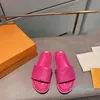 Płaskie slajdy sandały designerskie buty zewnętrzne kobiety czarny nabrzeże Mule Slipper wytłoczony różowy pomarańczowy niebieski biały guma skórzana skórzana klapka