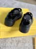 2023 Loafers Kadın Tasarımcı Elbise Ayakkabıları Yeni Moda Platformu Sole Siyah Beyaz Rahat Deri Ayakkabı Sabunları Metal Mektupları ile Klasik Molanlar Origin Kalitesi Eur Boyut