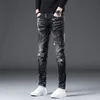 Jeans da uomo versione coreana Mens nero strappato elegante slim stretch leggero lusso splash inchiostro stampa sexy street 221118