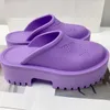 Diseñador de marca de lujo Mujer plataforma sandalias perforadas zapatillas hechas de materiales transparentes moda sexy encantadora playa soleada mujer 35-44