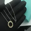 Zestawy biżuterii damskiej pierścienie kolczyki Naszyjki na damskie literowe krzyż z diamentem świąteczny ślub ślubny prezent urodzinowy z markowym pudełkiem